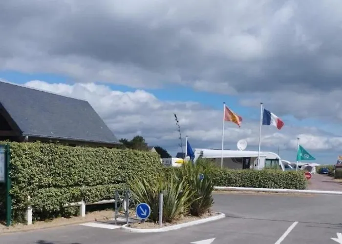 Zecamping 3 Etoiles Restaurant Et Aire De Jeux Proche Ocean キャンプ場